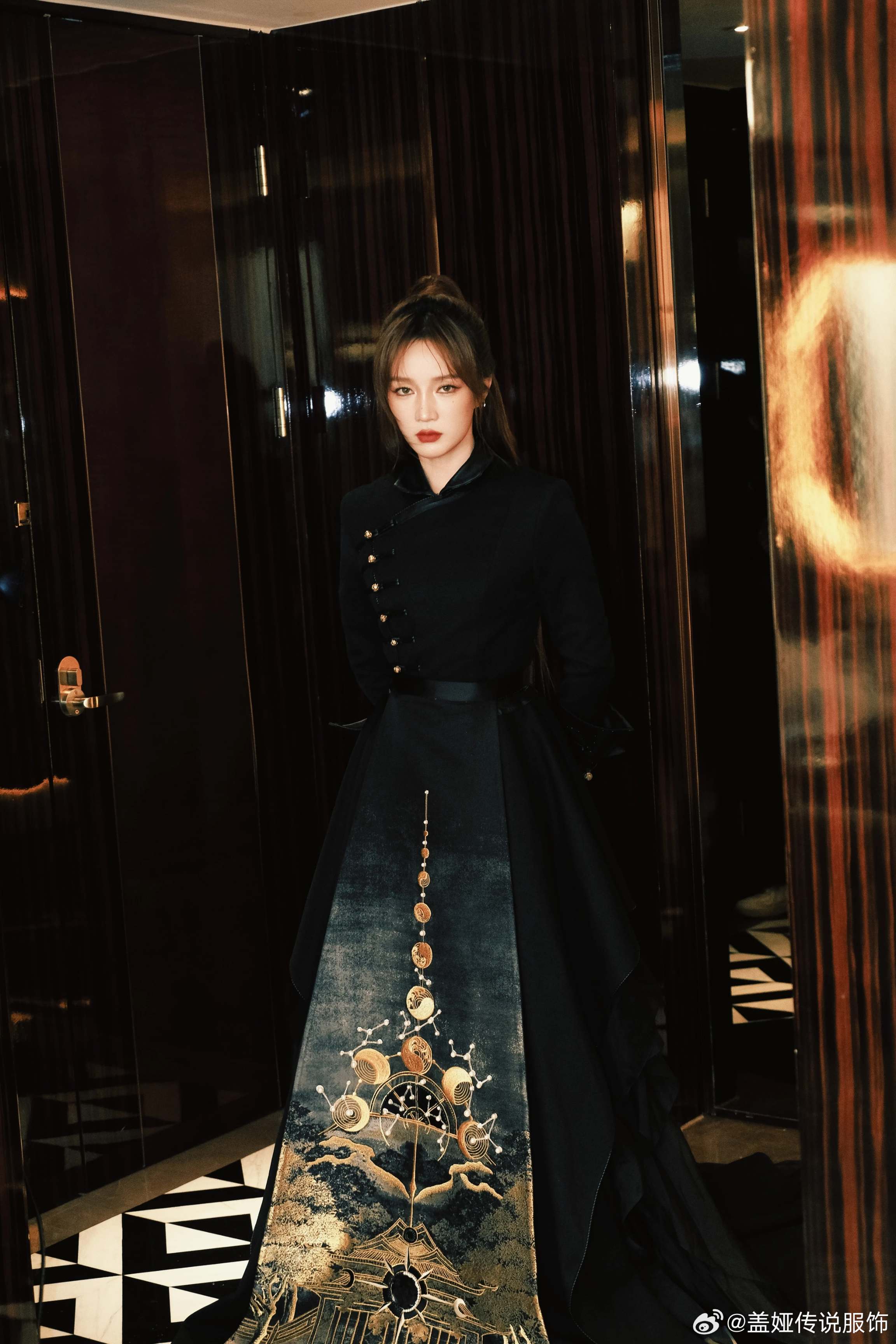 孟佳秀场被拦,这个号称「中国风高定」的品牌为何持续面临“黑红”困局? |Lastbrand