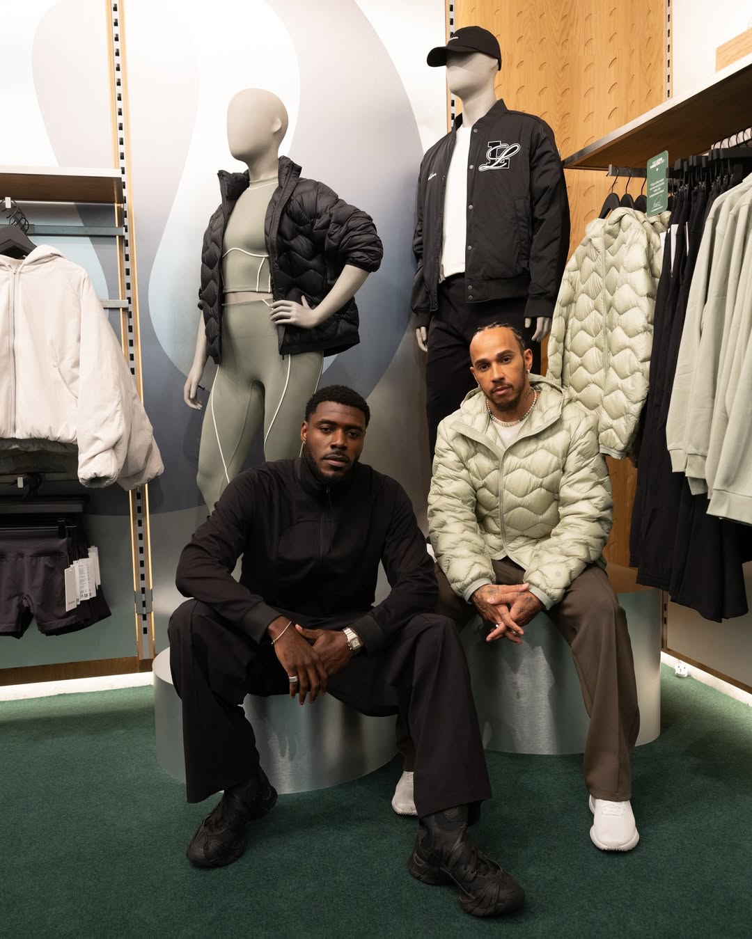 经历高管层动荡后，刘易斯·汉密尔顿出席lululemon摄政街门店庆祝特别系列发布